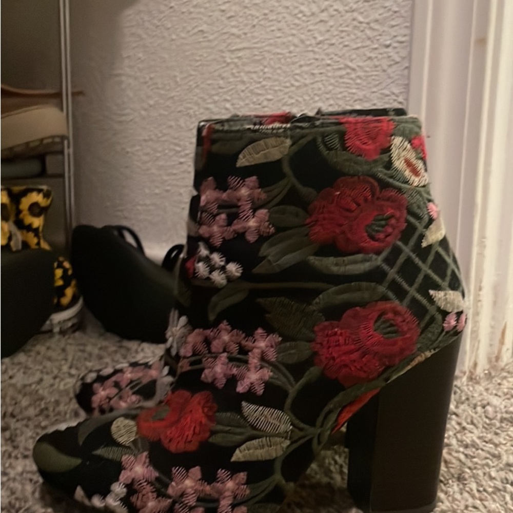 Jessie James Decker collection size 7 bootie